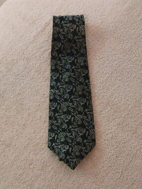 Men's Black and Green Paisley Tie - Classic Formal Accessory